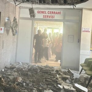 turkiye depremi konusurken 8 yildir curuk olan hastanenin tavani coktu EaUcOVaE