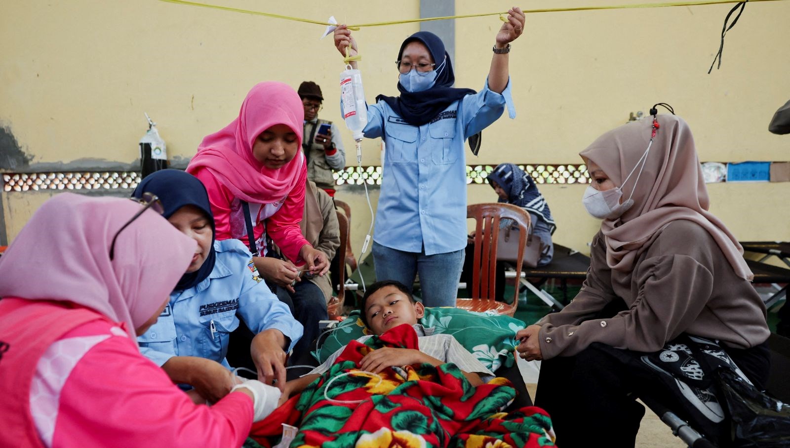 endonezyada ucretsiz okul yemegi skandali binden fazla ogrenci zehirlendi Dz8TjRvD