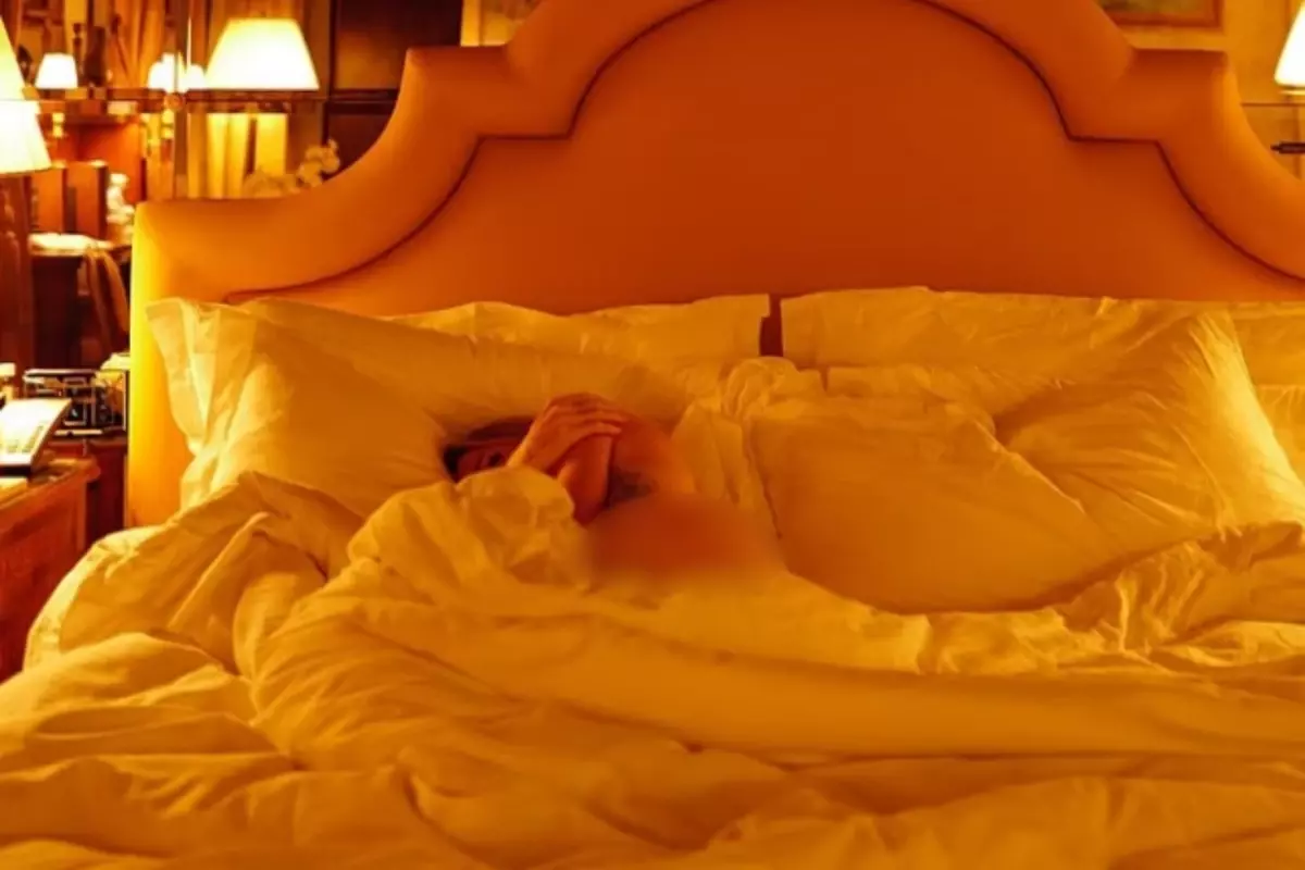 genc sevgilisi unlun sarkicinin yatakta cekilmis ciplak fotografini paylasti qSevLK8W