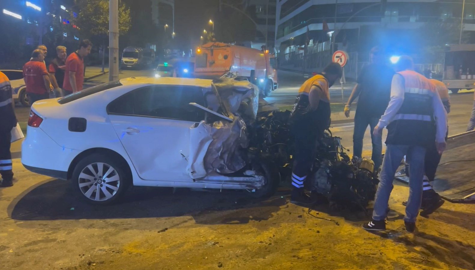 iett otobusu ile otomobil carpisti 1i agir 2 yarali rCjnkJ7P