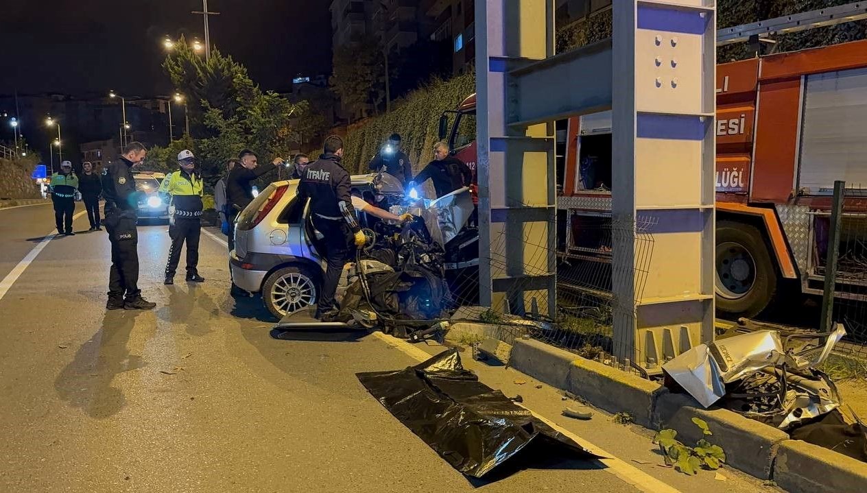 zonguldakta feci kaza ust gecidin ayagina carpan otomobilde iki klisi oldu fmhFxy4E