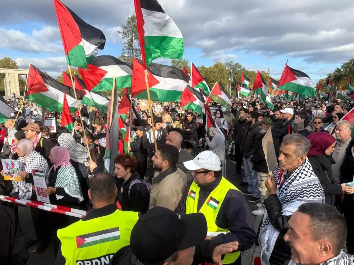 berlinde filistin icin buyuk gosteri 16 bin kisi bir araya geldi RRfUtXKU.jpg