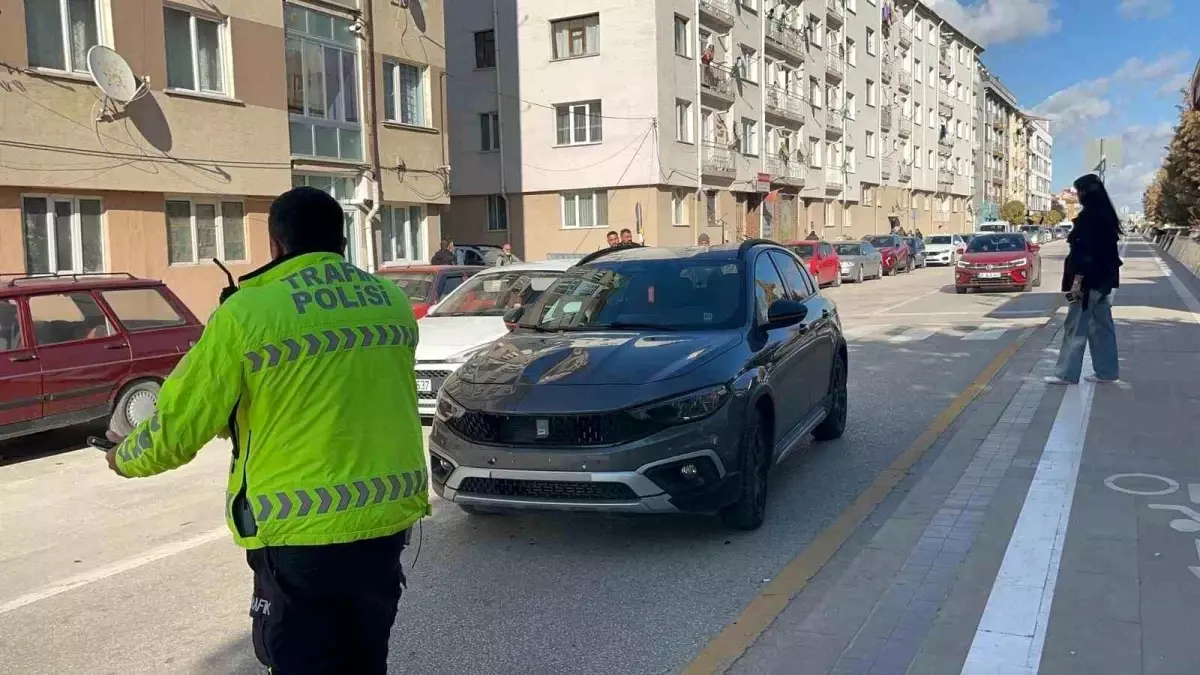 eskisehirde otomobilin carptigi yasli kadinin hayati tehlikesi var 8XiYPSdU.jpg