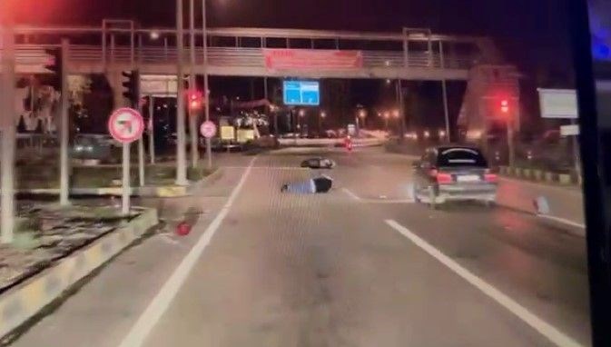 otomobil kirmizi isikta duran motosiklete carpti KLPUQRzX