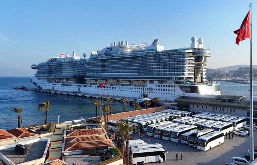 Kuşadası’na Aniden 4.012 Turist Akın Etti