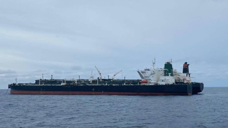 hurmuz-bogazinda-gerilim-suruyor-abd-iran-bayrakli-petrol-tankerine-ates-acti-uTI3kiUb