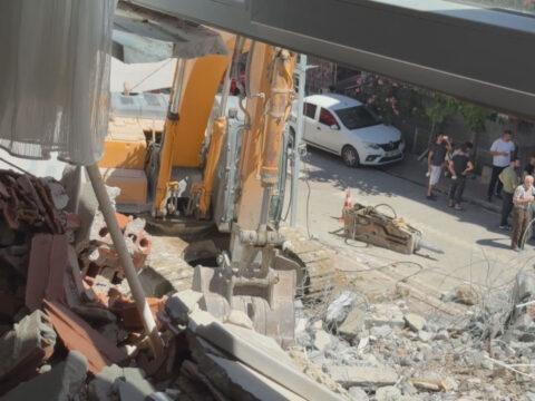 Yıkımı yapılan apartman yan binaya devrildi: Şikayet ettik ama dinleyen olmadı