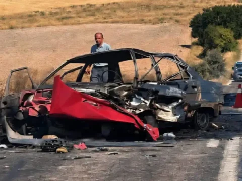 Afyonkarahisarda feci kaza carpisan otomobillerden biri alev aldi olu ve yaralilar var NzIlV5kb