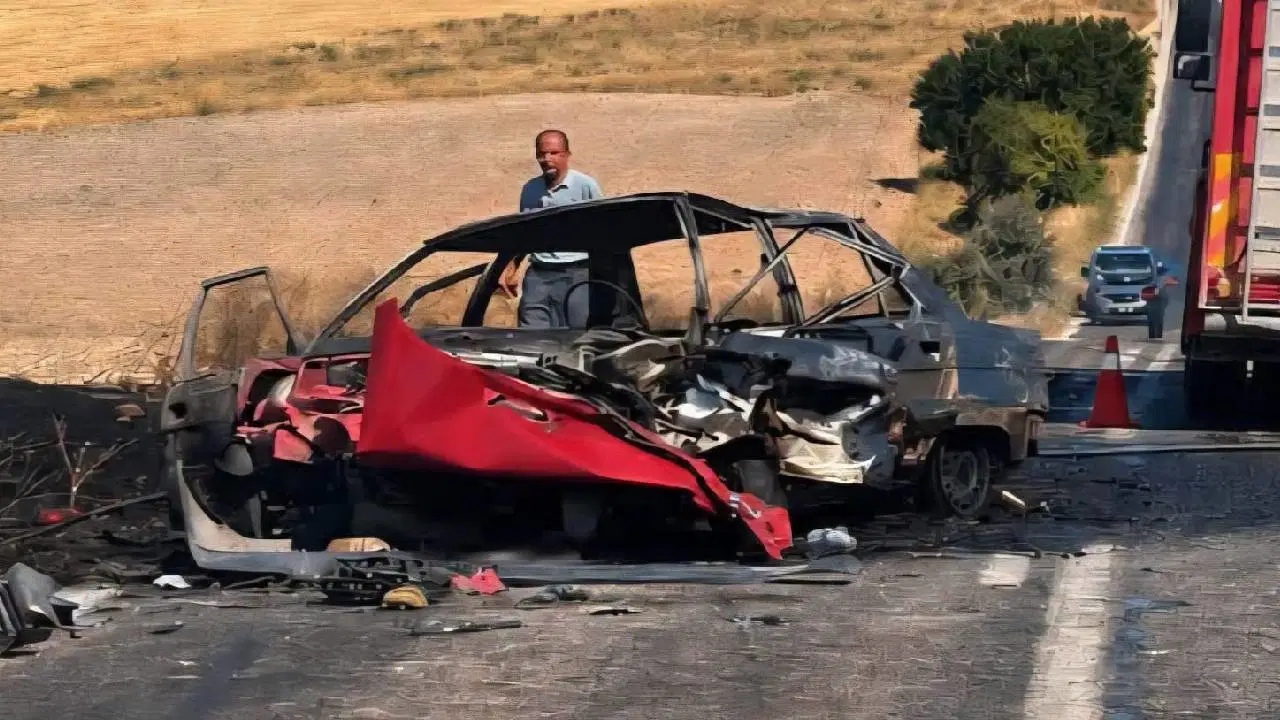 Afyonkarahisarda feci kaza carpisan otomobillerden biri alev aldi olu ve yaralilar var NzIlV5kb